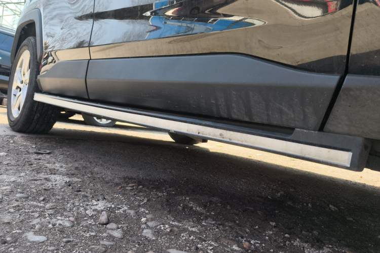 Used Toyota RAV4 2020 2.0L CVT Two-Wheel Drive Fashion Edition Right Side Sill