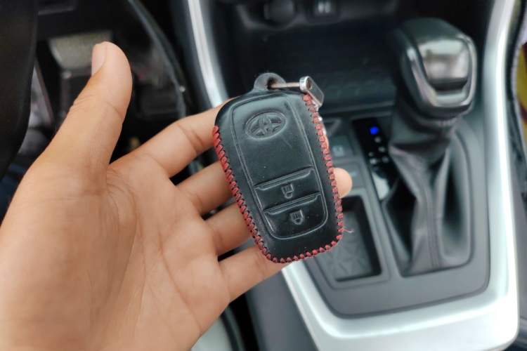 Used Toyota RAV4 2020 2.0L CVT Two-Wheel Drive Fashion Edition Vehicle Key