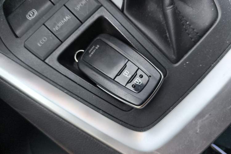 Used Toyota RAV4 2020 2.0L CVT Two-Wheel Drive Fashion Edition Vehicle Key