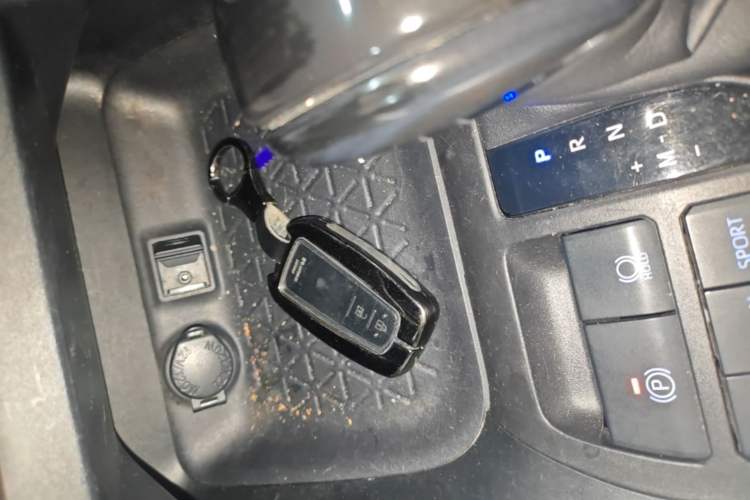 Used Toyota RAV4 2020 2.0L CVT Two-Wheel Drive Fashion Edition Vehicle Key