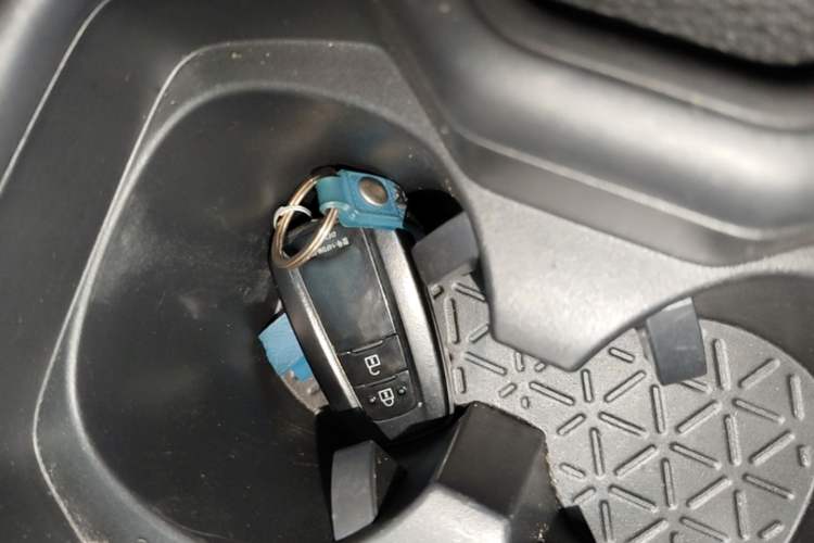 Used Toyota RAV4 2020 2.0L CVT Two-Wheel Drive Fashion Edition Vehicle Key