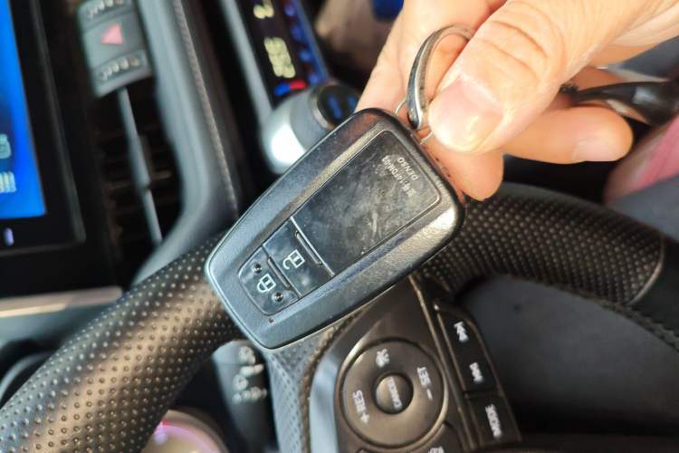 Used Toyota RAV4 2020 2.0L CVT Two-Wheel Drive Fashion Edition Vehicle Key