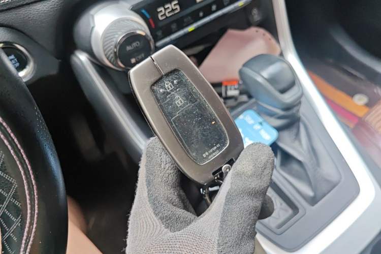 Used Toyota RAV4 2020 2.0L CVT Two-Wheel Drive Fashion Edition Vehicle Key