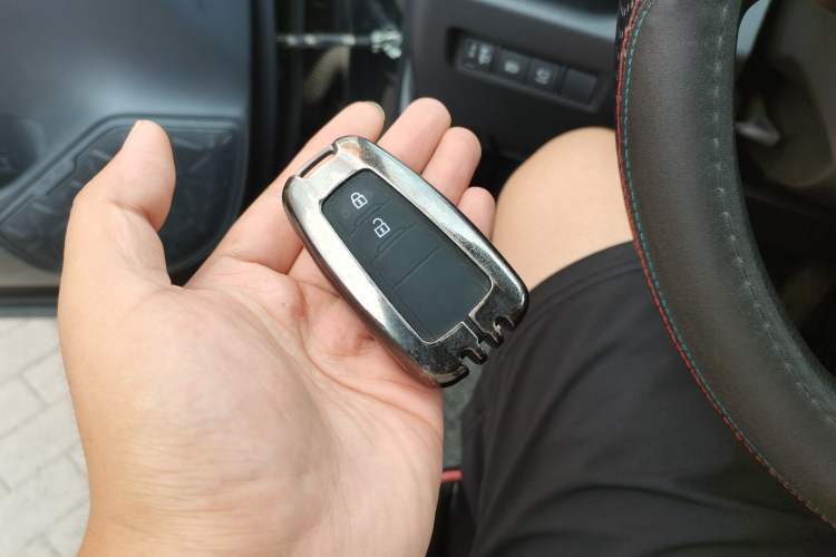 Used Toyota RAV4 2020 2.0L CVT Two-Wheel Drive Fashion Edition Vehicle Key