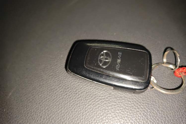 Used Toyota RAV4 2020 2.0L CVT Two-Wheel Drive Fashion Edition Vehicle Key