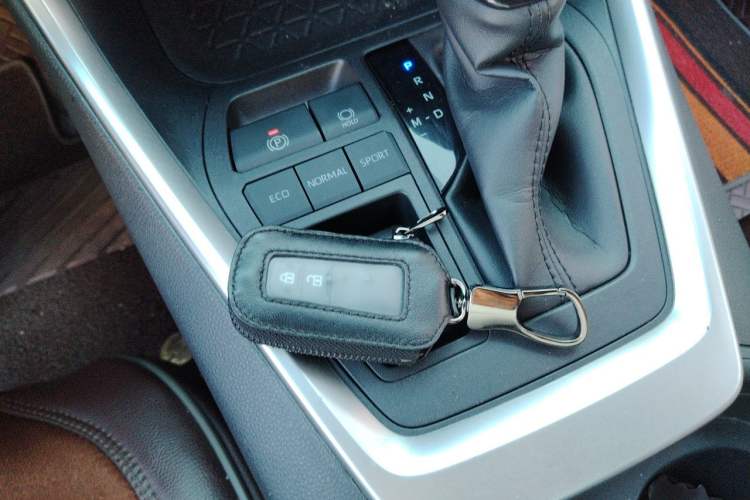 Used Toyota RAV4 2020 2.0L CVT Two-Wheel Drive Fashion Edition Vehicle Key