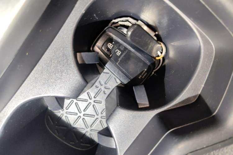 Used Toyota RAV4 2020 2.0L CVT Two-Wheel Drive Fashion Edition Vehicle Key