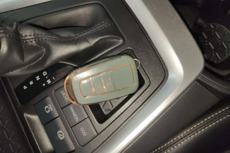 Used Toyota RAV4 2020 2.0L CVT Two-Wheel Drive Fashion Edition Vehicle Key