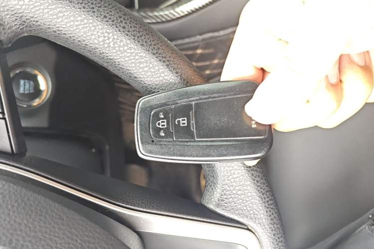 Used Toyota RAV4 2020 2.0L CVT Two-Wheel Drive Fashion Edition Vehicle Key