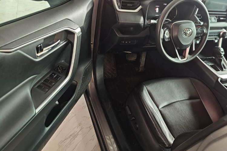Used Toyota RAV4 2020 2.0L CVT Two-Wheel Drive Fashion Edition Driver Seat