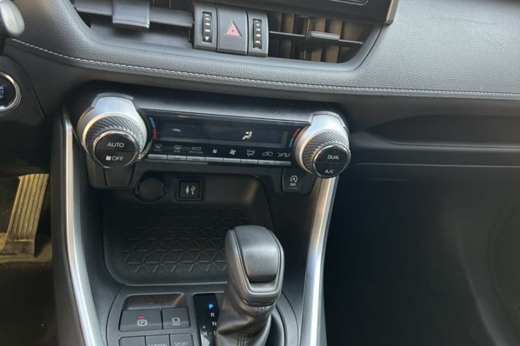 Used Toyota RAV4 2020 2.0L CVT Two-Wheel Drive Fashion Edition Interior 3