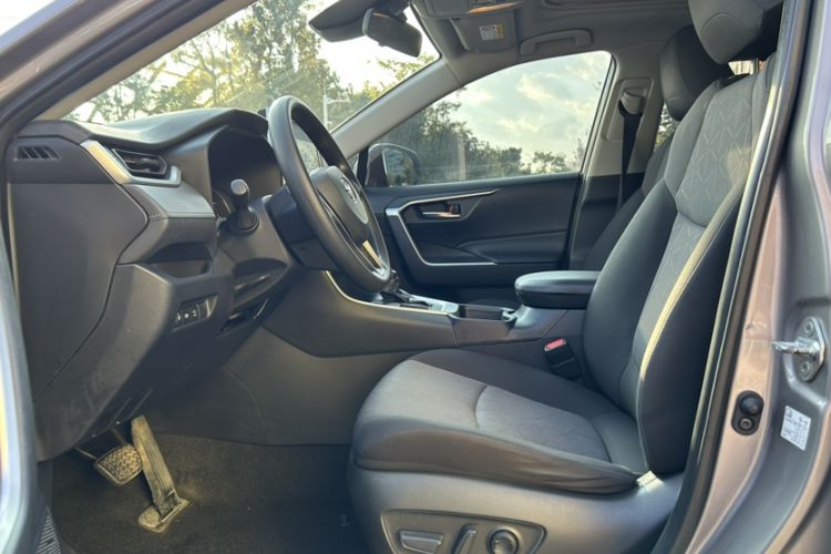 Used Toyota RAV4 2020 2.0L CVT Two-Wheel Drive Fashion Edition Interior 5