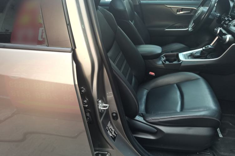 Used Toyota RAV4 2020 Dual-Engine 2.5L E-CVT 4x4 Elite PLUS Edition Right Front Seat