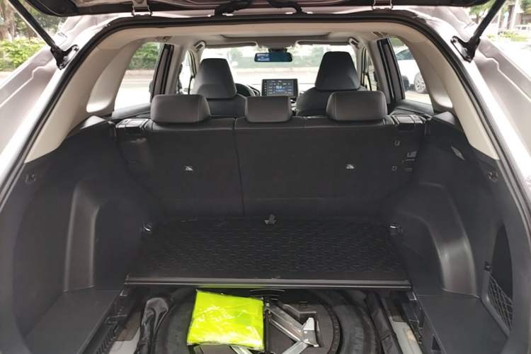 Used Toyota RAV4 2020 2.0L CVT Two-Wheel Drive Prestige Edition Trunk