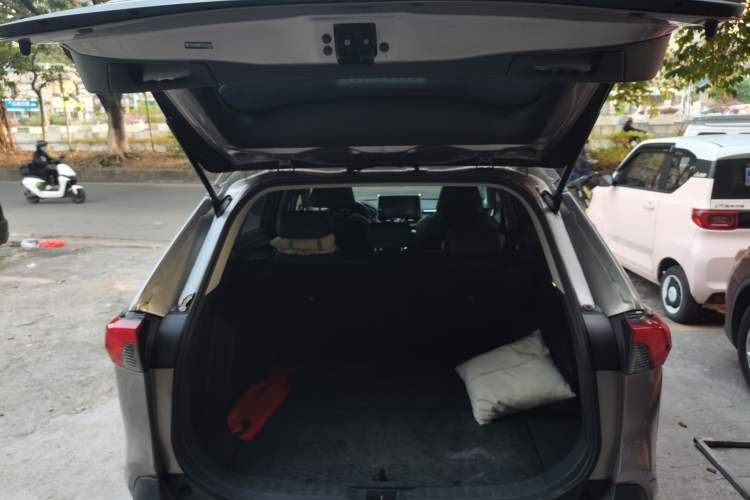 Used Toyota RAV4 2020 Dual-Engine 2.5L E-CVT 4x4 Elite PLUS Edition Trunk