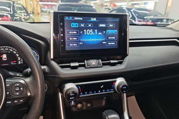 Used Toyota RAV4 2020 Dual-Engine 2.5L E-CVT Two-Wheel Drive Elite Edition Audio And AC Panel