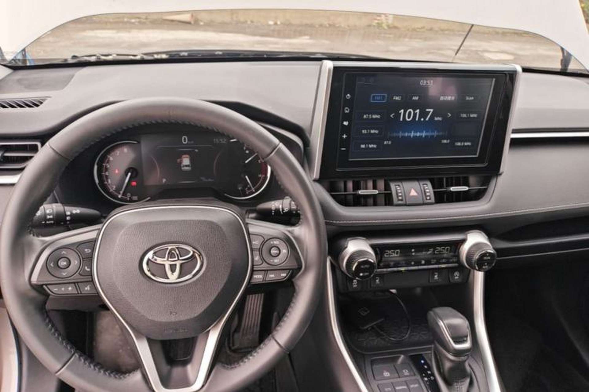 Used Toyota RAV4 2020 2.0L CVT Two-Wheel Drive Fashion PLUS Edition Center Console