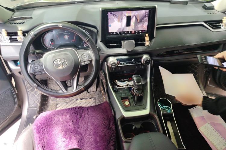 Used Toyota RAV4 2020 2.0L CVT Two-Wheel Drive Fashion PLUS Edition Center Console