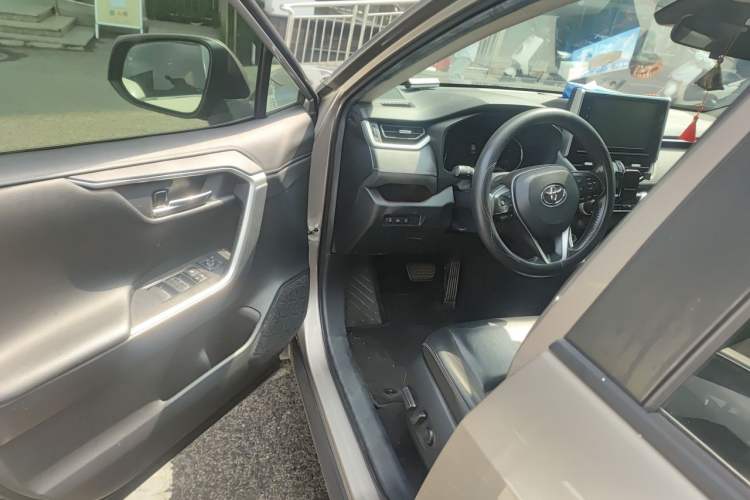 Used Toyota RAV4 2020 2.0L CVT Two-Wheel Drive Prestige Edition Driver Seat