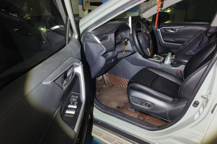 Used Toyota RAV4 2020 2.0L CVT 4x4 Trend Edition Driver Seat