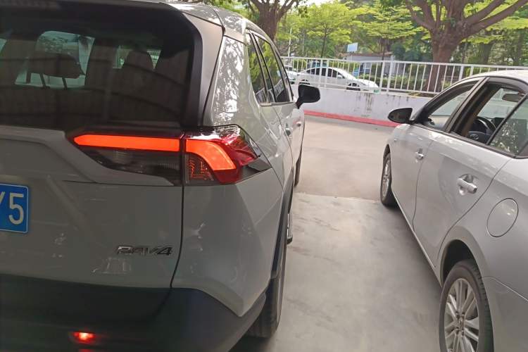 Used Toyota RAV4 2020 2.0L CVT Two-Wheel Drive Fashion Edition Exterior 3