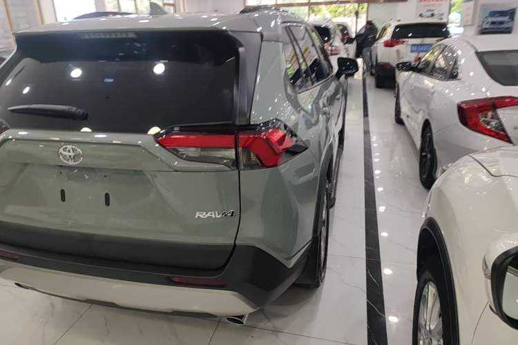 Used Toyota RAV4 2020 2.0L CVT Two-Wheel Drive Fashion Edition Exterior 3