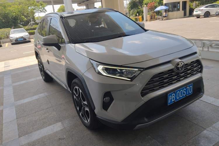 Used Toyota RAV4 2020 2.0L CVT Two-Wheel Drive Prestige Edition Front Right 45 Deg