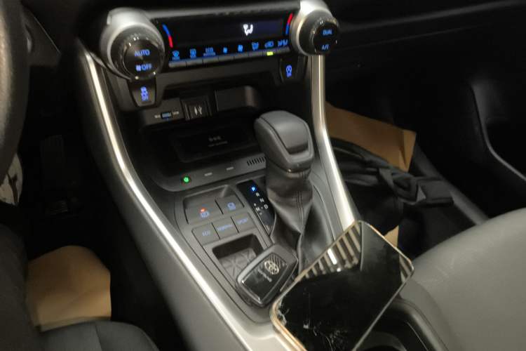 Used Toyota RAV4 2020 2.0L CVT Two-Wheel Drive Fashion Edition Gear Lever