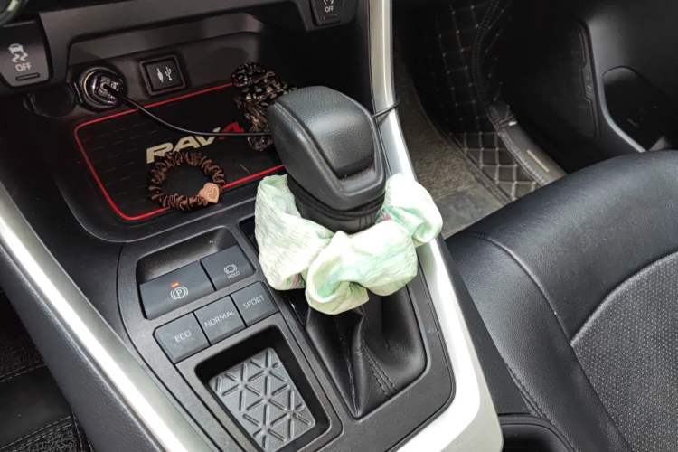Used Toyota RAV4 2020 2.0L CVT Two-Wheel Drive Fashion Edition Gear Lever