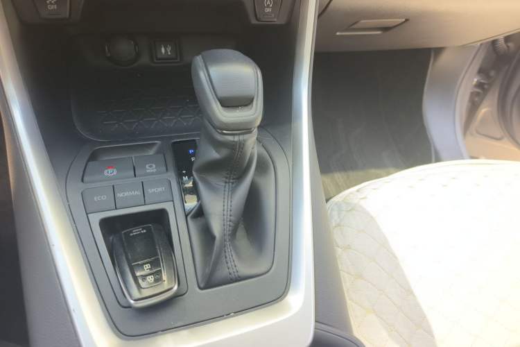 Used Toyota RAV4 2020 2.0L CVT Two-Wheel Drive Fashion Edition Gear Lever