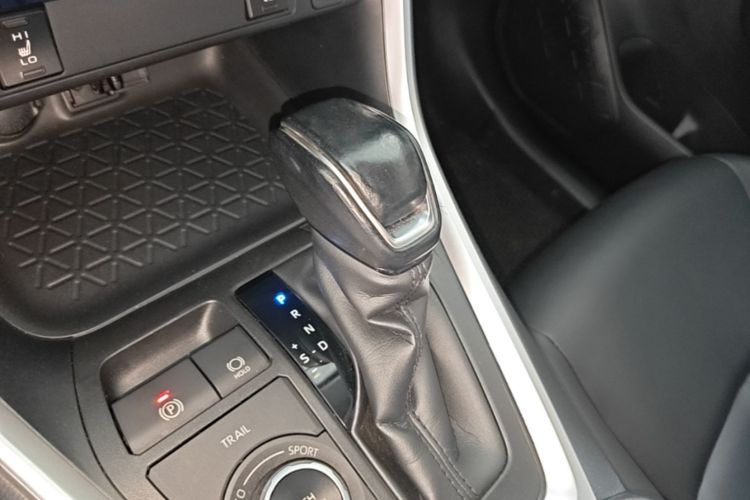 Used Toyota RAV4 2020 Dual-Engine 2.5L E-CVT 4x4 Elite PLUS Edition Gear Lever