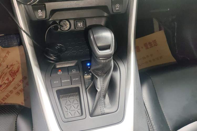 Used Toyota RAV4 2020 2.0L CVT Two-Wheel Drive Fashion Edition Gear Lever
