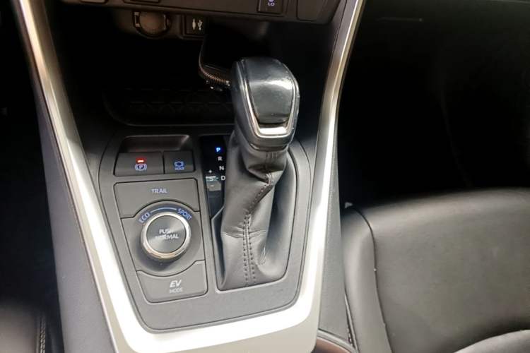 Used Toyota RAV4 2020 Dual-Engine 2.5L E-CVT 4x4 Elite PLUS Edition Gear Lever