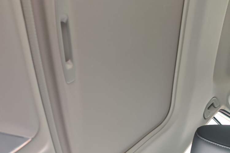 Used Toyota RAV4 2020 Dual-Engine 2.5L E-CVT 4x4 Elite PLUS Edition Headliner