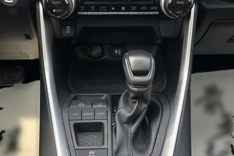 Used Toyota RAV4 2020 Dual-Engine 2.5L E-CVT Two-Wheel Drive Elite Edition Interior 3