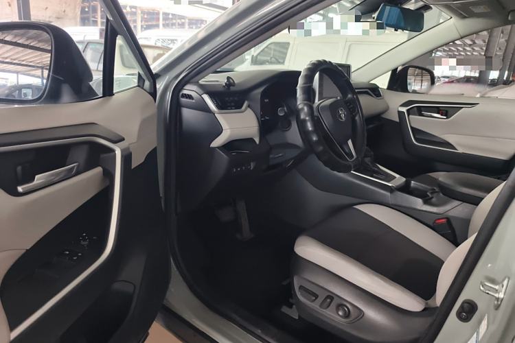 Used Toyota RAV4 2020 2.0L CVT 4x4 Trend Edition Interior 3