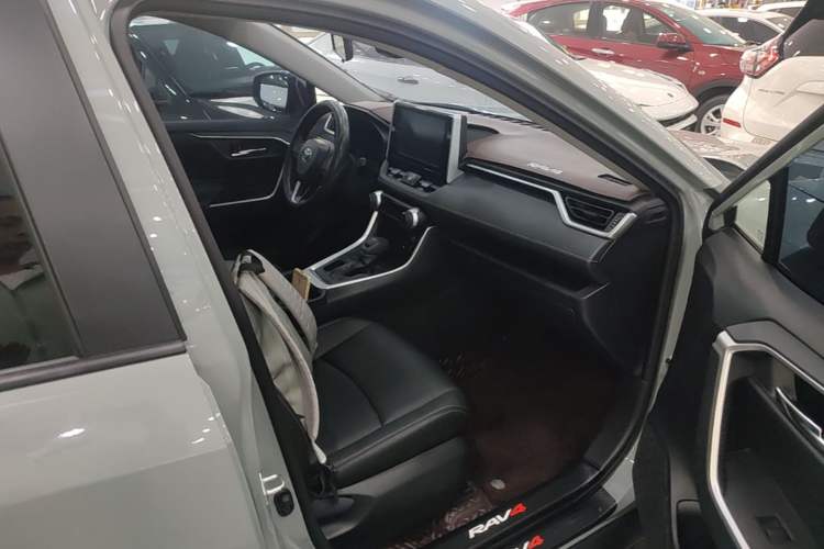 Used Toyota RAV4 2020 2.0L CVT Two-Wheel Drive Fashion Edition Right Front Seat