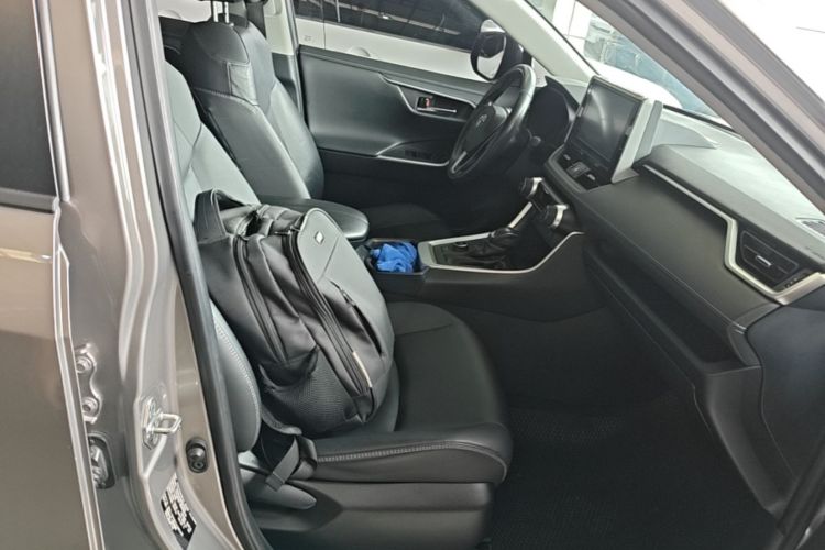 Used Toyota RAV4 2020 Dual-Engine 2.5L E-CVT 4x4 Elite PLUS Edition Right Front Seat