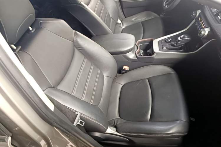 Used Toyota RAV4 2020 Dual-Engine 2.5L E-CVT 4x4 Elite PLUS Edition Right Front Seat