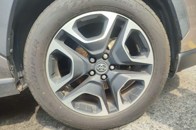 Used Toyota RAV4 2020 2.0L CVT Two-Wheel Drive Prestige Edition Right Front Wheel Hub