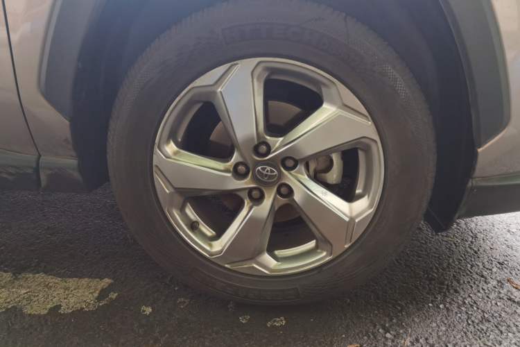 Used Toyota RAV4 2020 Dual-Engine 2.5L E-CVT Two-Wheel Drive Elite Edition Right Front Wheel Hub