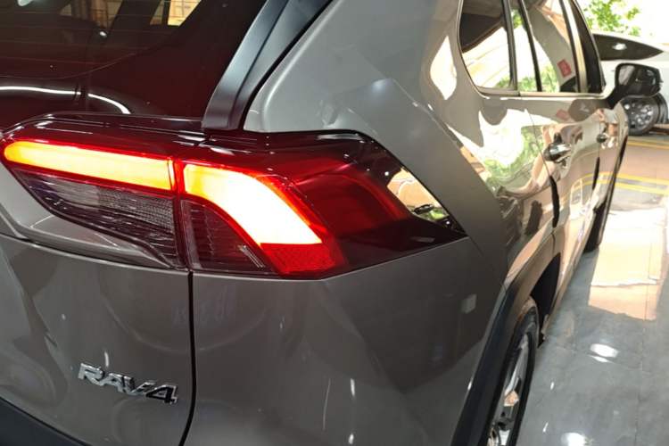 Used Toyota RAV4 2020 2.0L CVT Two-Wheel Drive Fashion Edition Right Rear Taillight