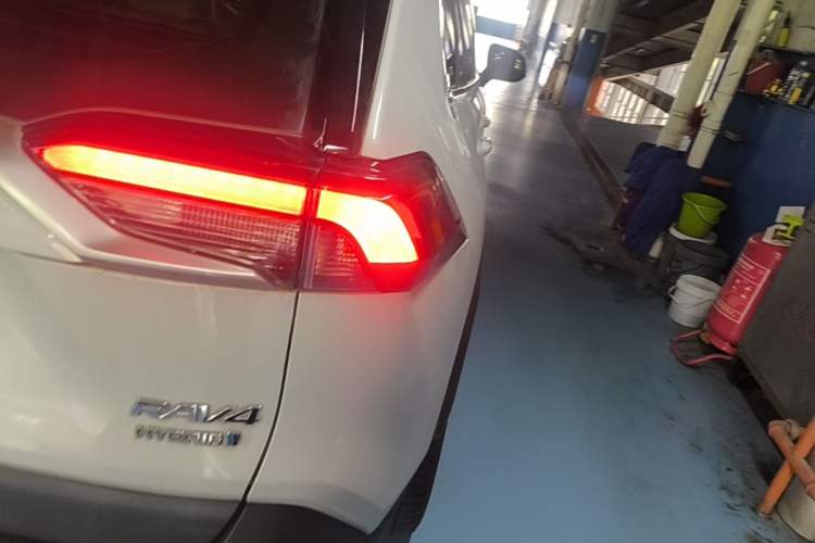 Used Toyota RAV4 2020 Dual-Motor 2.5L E-CVT Four-Wheel Drive Flagship Edition Right Rear Taillight