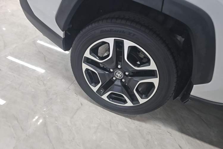 Used Toyota RAV4 2020 2.0L CVT Two-Wheel Drive Prestige Edition Right Rear Wheel Hub