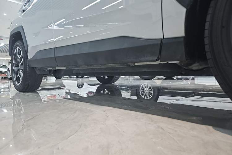 Used Toyota RAV4 2020 2.0L CVT Two-Wheel Drive Prestige Edition Right Side Sill