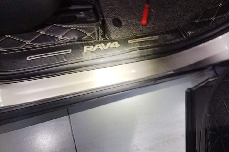 Used Toyota RAV4 2020 Dual-Engine 2.5L E-CVT Two-Wheel Drive Elite Edition Right Side Sill