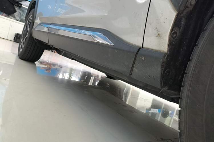 Used Toyota RAV4 2020 2.0L CVT Two-Wheel Drive Prestige Edition Right Side Sill