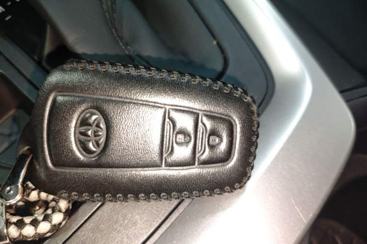 Used Toyota RAV4 2020 2.0L CVT Two-Wheel Drive Fashion Edition Vehicle Key