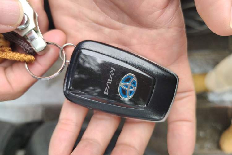 Used Toyota RAV4 2020 Dual-Engine 2.5L E-CVT 4x4 Elite PLUS Edition Vehicle Key