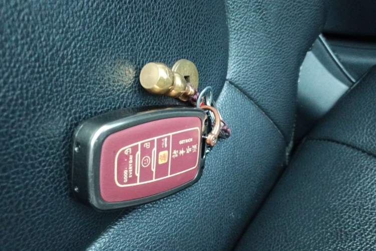 Used Toyota RAV4 2020 2.0L CVT Two-Wheel Drive Fashion Edition Vehicle Key